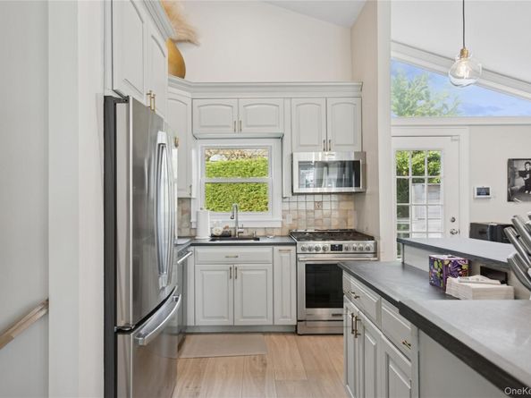 2 Leamington St, Lido Beach NY 11561