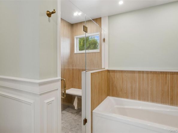 2 Leamington St, Lido Beach NY 11561