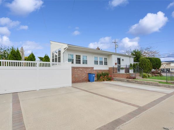 2 Leamington St, Lido Beach NY 11561