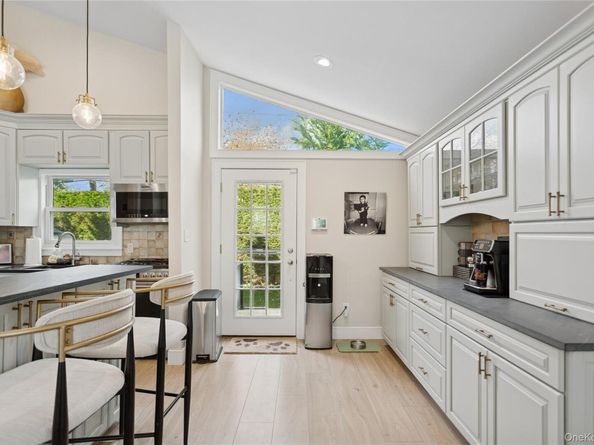 2 Leamington St, Lido Beach NY 11561