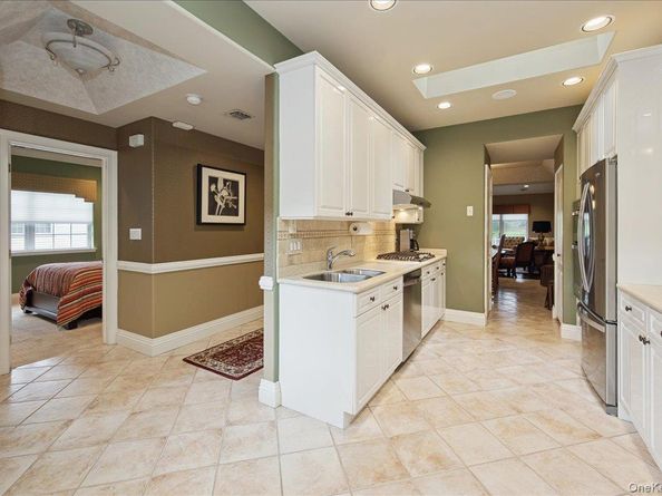 51 Windwatch Dr. Drive 51, Hauppauge NY 11788