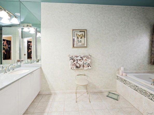 51 Windwatch Dr. Drive 51, Hauppauge NY 11788