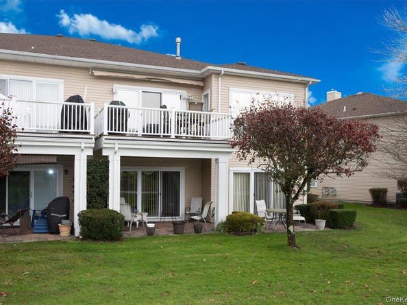 51 Windwatch Dr. Drive 51, Hauppauge NY 11788