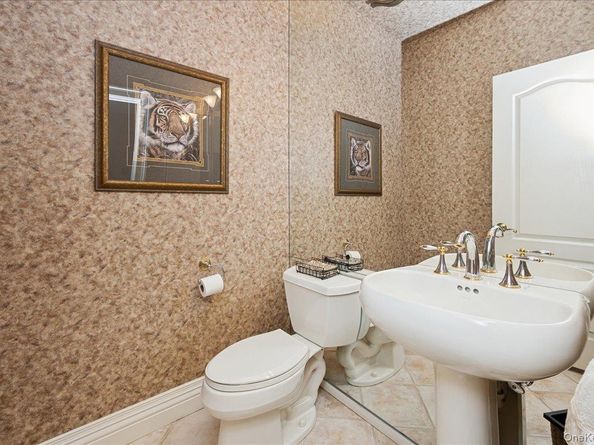 51 Windwatch Dr. Drive 51, Hauppauge NY 11788