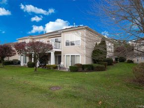 51 Windwatch Dr. Drive 51, Hauppauge NY 11788