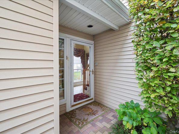 51 Windwatch Dr. Drive 51, Hauppauge NY 11788