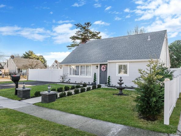 616 Kenmore Avenue, Copiague NY 11726