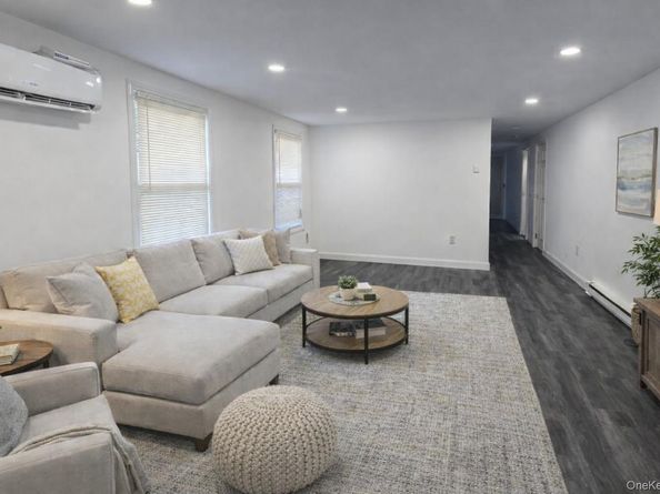 135 Village Circle W, Manorville NY 11949