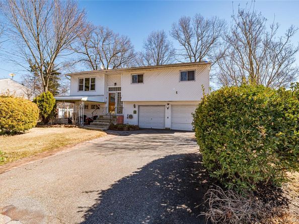 57 Rockland Avenue, West Babylon NY 11704