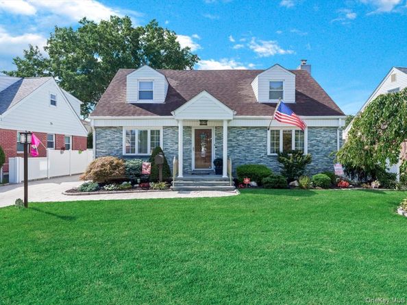 42 Tottenham Place, New Hyde Park NY 11040