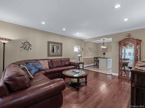 42 Tottenham Place, New Hyde Park NY 11040