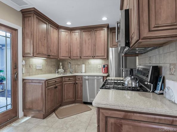 42 Tottenham Place, New Hyde Park NY 11040