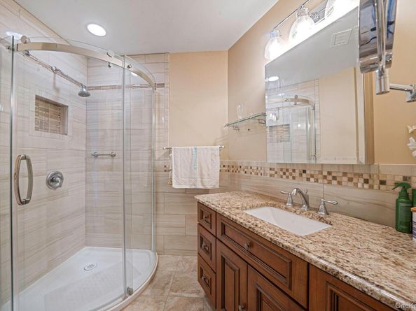 8 Crescent Circle, Holbrook NY 11741