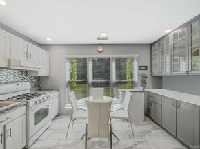 8 Crescent Circle, Holbrook NY 11741
