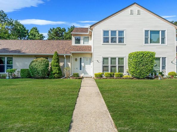 8 Crescent Circle, Holbrook NY 11741