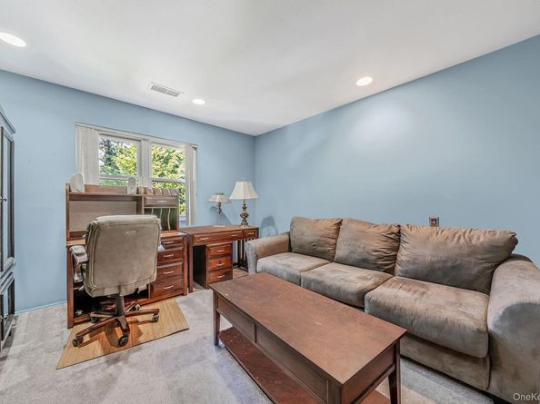 8 Crescent Circle, Holbrook NY 11741