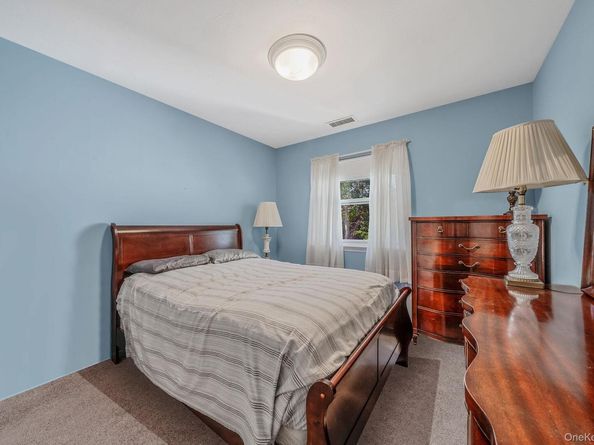 8 Crescent Circle, Holbrook NY 11741