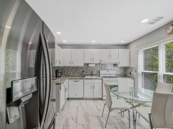 8 Crescent Circle, Holbrook NY 11741