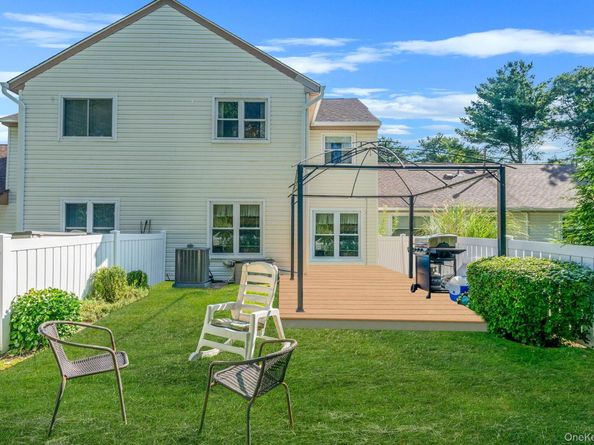 8 Crescent Circle, Holbrook NY 11741
