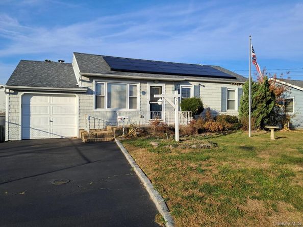78 E Seacrest Avenue, Lindenhurst NY 11757