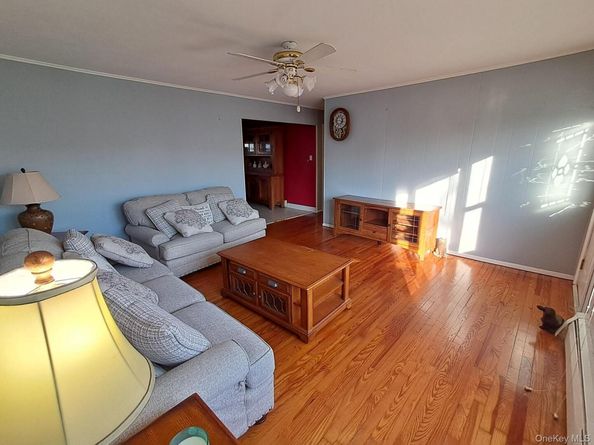 78 E Seacrest Avenue, Lindenhurst NY 11757