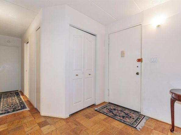10 Ipswich Avenue Apt. 3I, Great Neck NY 11021