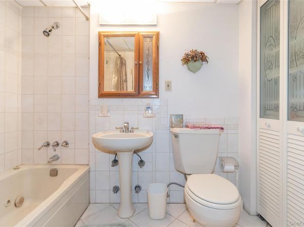 10 Ipswich Avenue Apt. 3I, Great Neck NY 11021