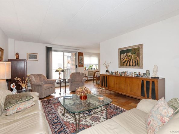 10 Ipswich Avenue Apt. 3I, Great Neck NY 11021