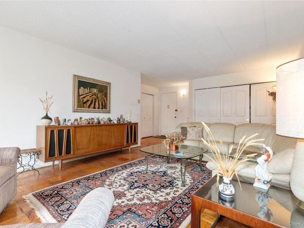 10 Ipswich Avenue Apt. 3I, Great Neck NY 11021