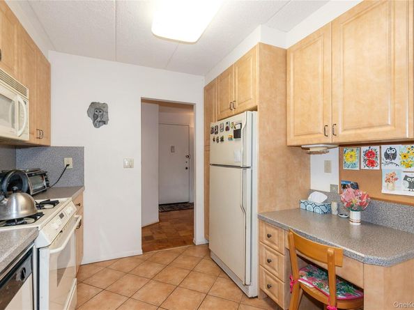 10 Ipswich Avenue Apt. 3I, Great Neck NY 11021