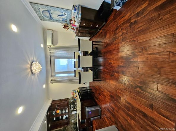 4020 249th St, Little Neck NY 11363