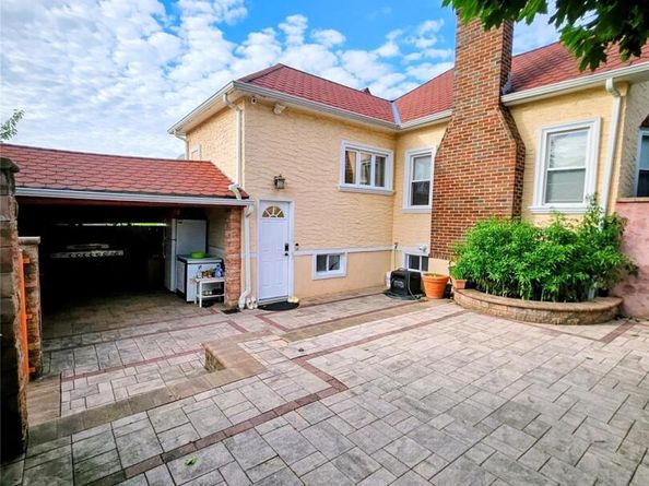 4020 249th St, Little Neck NY 11363