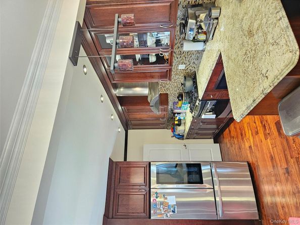 4020 249th St, Little Neck NY 11363