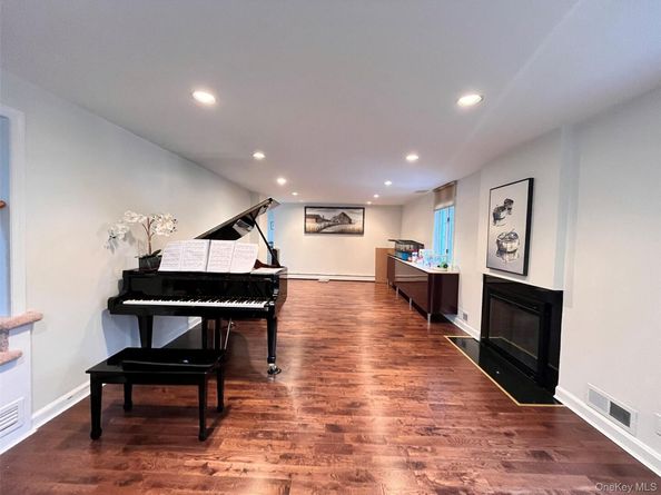 26 Polo Field Lane, Lake Success NY 11020