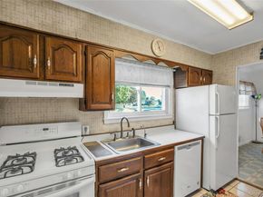 28 Lillian Lane, Plainview NY 11803