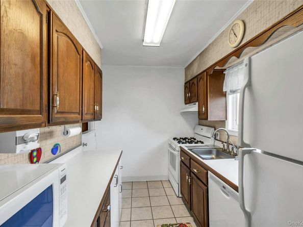28 Lillian Lane, Plainview NY 11803