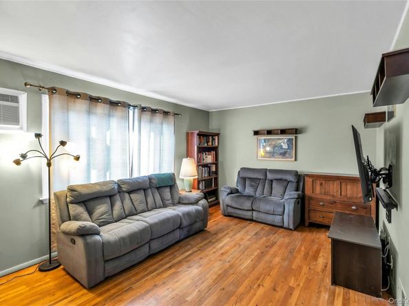 28 Lillian Lane, Plainview NY 11803