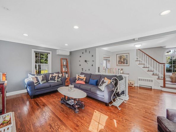 392 N Country Road, Smithtown NY 11787