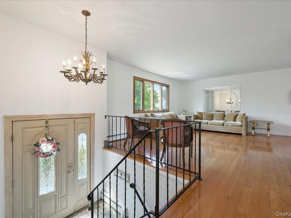 10 marsulin Drive, Syosset NY 11791