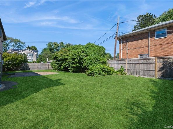 10 marsulin Drive, Syosset NY 11791