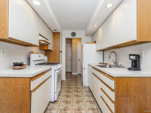 72 Foxwood Circle, Mount Kisco NY 10549