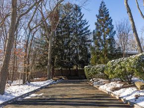 14 Hills Park Lane, Smithtown NY 11787