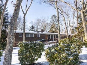 14 Hills Park Lane, Smithtown NY 11787