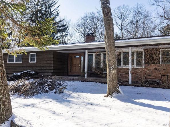 14 Hills Park Lane, Smithtown NY 11787