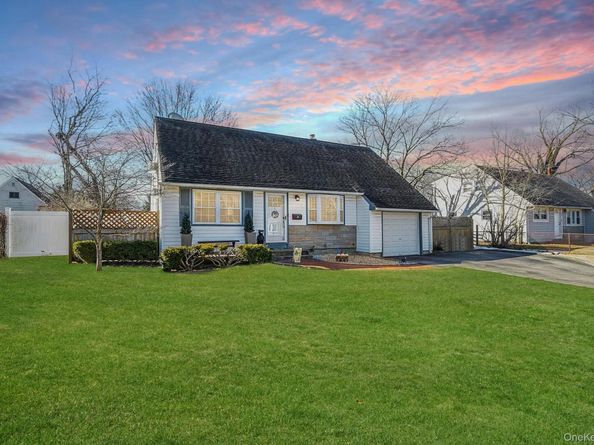 34 W Lakeland Street, Bay Shore NY 11706