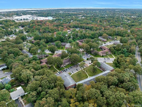 105 Newbrook Lane 105, Bay Shore NY 11706