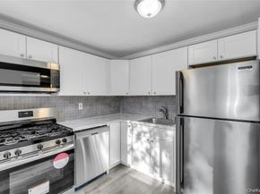105 Newbrook Lane 105, Bay Shore NY 11706