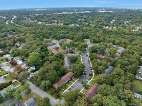 105 Newbrook Lane 105, Bay Shore NY 11706