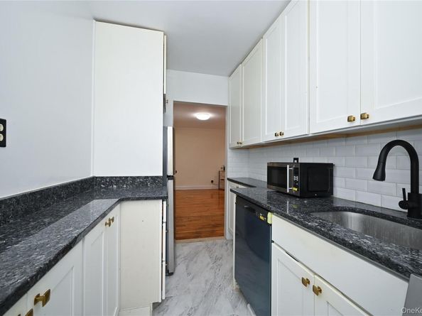 222-89 Braddock Avenue 2E, Bellerose NY 11428