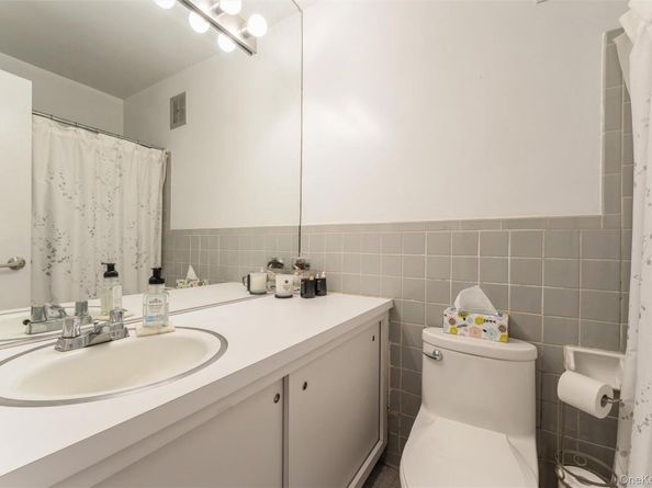 61 Maine Avenue D14, Rockville Centre NY 11570